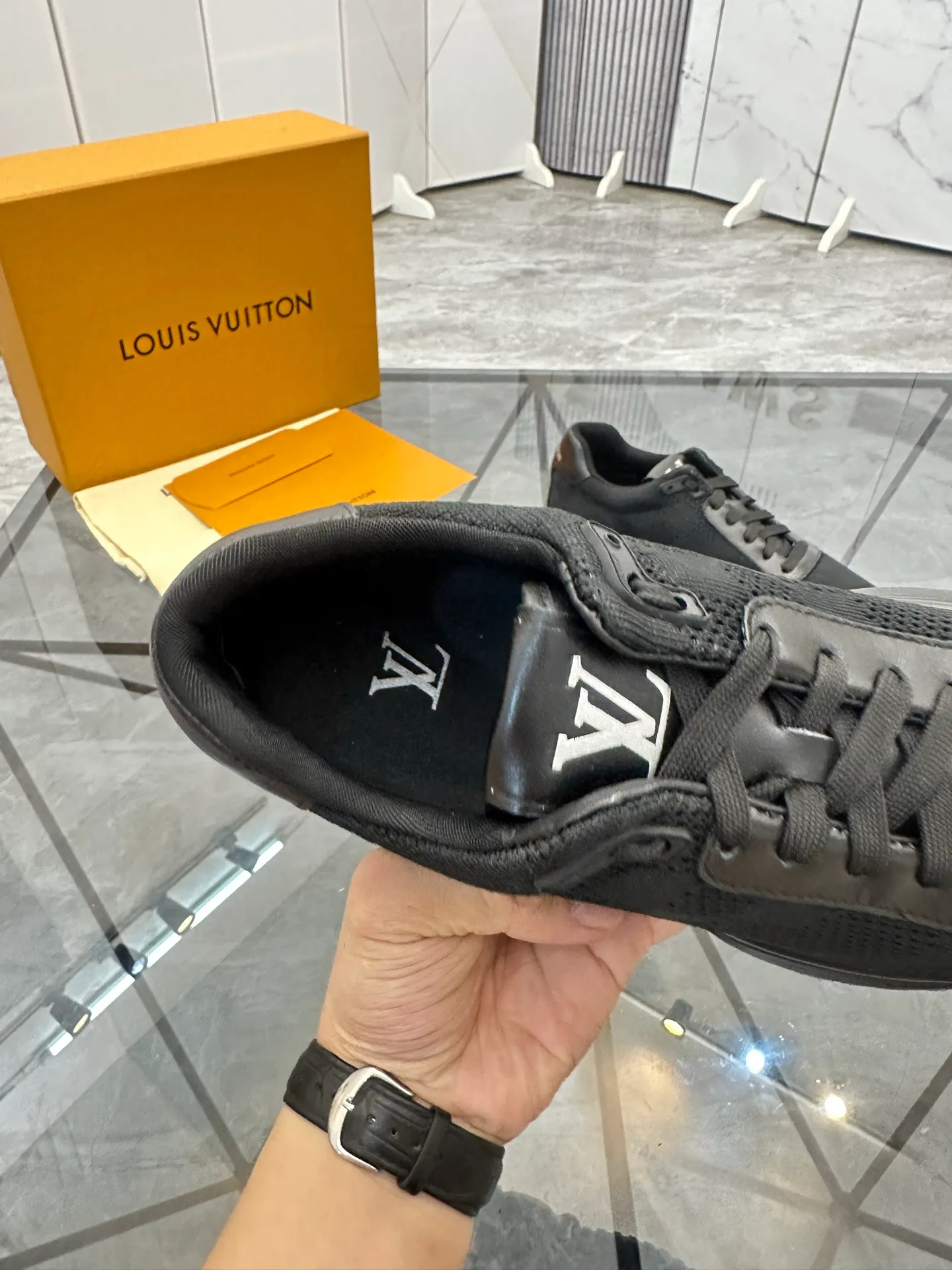 Men's shoes for sale💰: 💰P560¥ High-end quality Product trademark: LV* "Louis Vuitton*" low-top sneakers Regular size: 38-44 (can be customized to 45.46.) Product materials: imported breathable fly knit upper, breathable lining, original raw rubber translucent combination outsole. Number: 2068